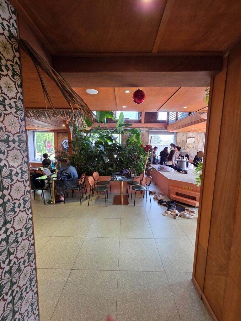 Jeonggeurida Cafe inside