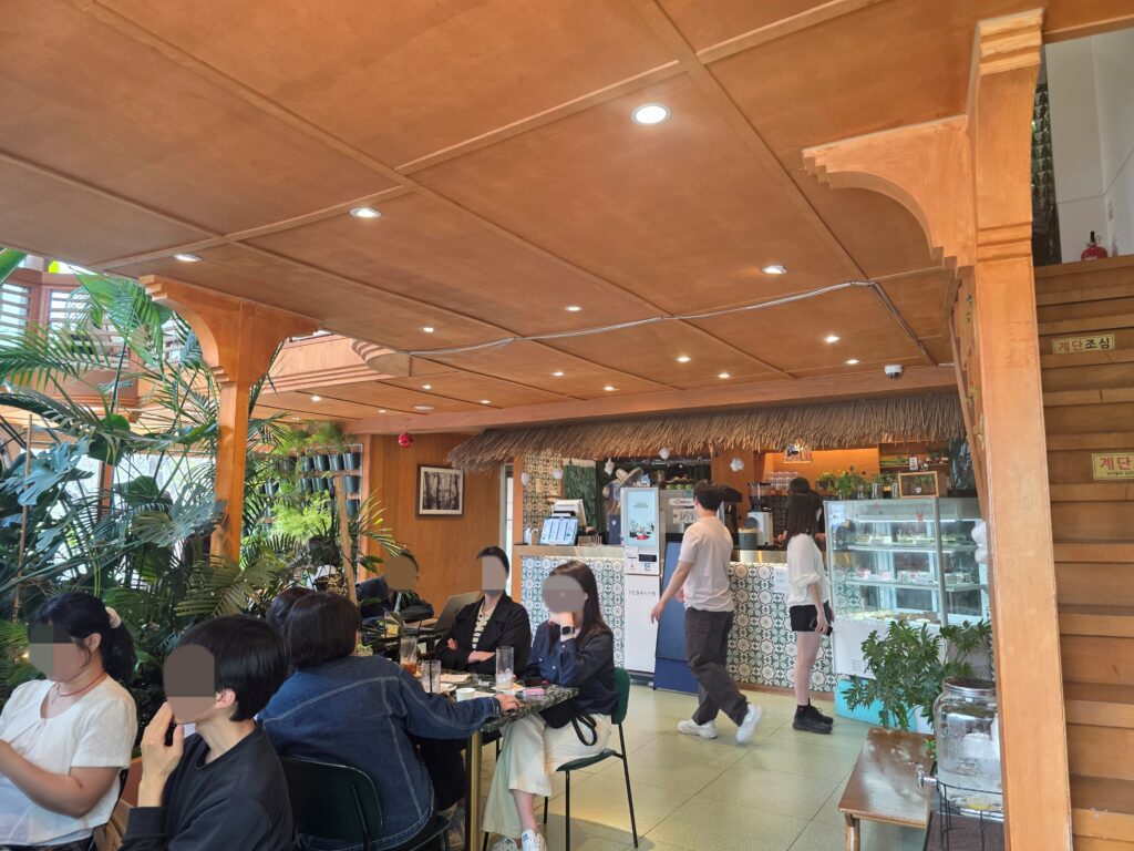 Jeonggeurida Cafe inside